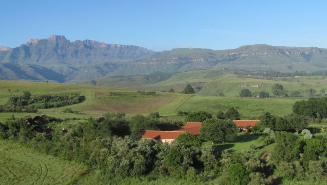 Unsere Unterkünfte liegen herrlich am Fuße von Champagne Castle, dem zweitgrößten Berg der Drakensberge - Südafrika - 