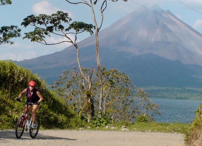 Montainbiken mit Vulkan-Panorama - Costa Rica - 