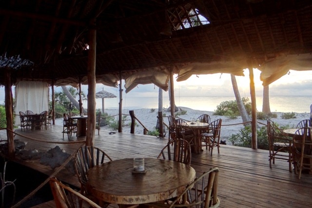 Restaurant am Strand bei Sonnenaufgang - Tansania - 