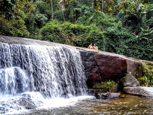 Wunderbar erfrischend ist die Sete Quedas Paraty Wasserfalltour - Brasilien - 