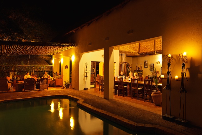 Abendlicher Blick auf Pool-Lounge- und Essbereich - Botswana - 