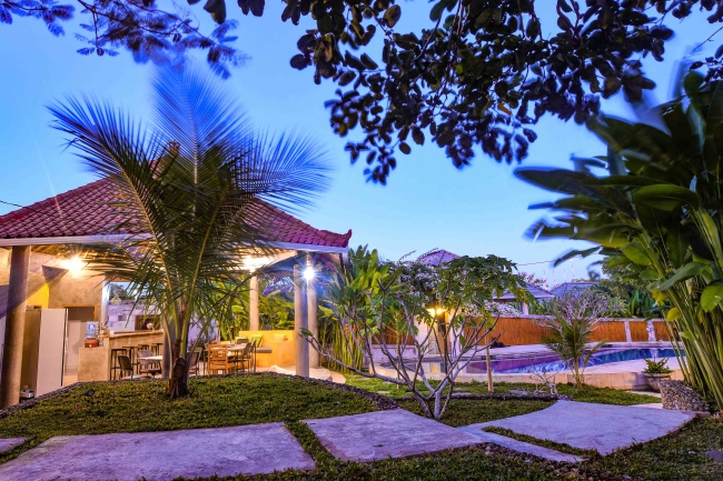 blick vom yogaplatz aufs pool und restaurant  - Indonesien - 