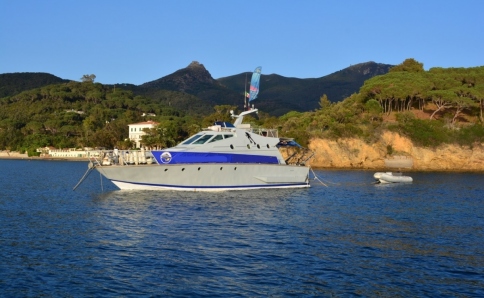 Tauchschiff auf der Insel Elba