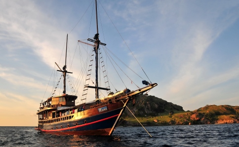 Tauchsafari-Schiff unter deutscher Leitung am Komodo Nationalpark