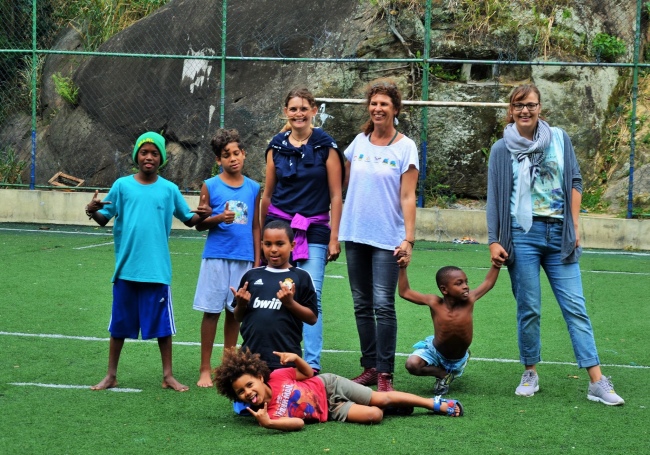 Fußballspiel mit Gästen und Kindern aus der Favela Santa Marta - Brasilien - 