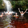 Baden in einem Fluss mit rotem Wasser mitten im Regenwald