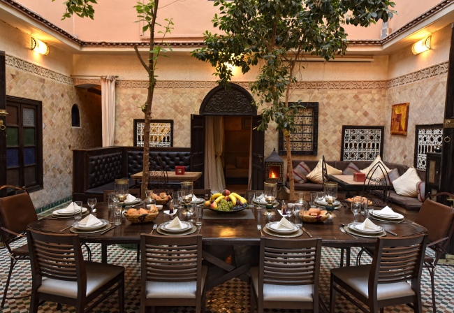 Kennenlernen und Freundschaften schließen: Der Magic-Table im Innenhof - Marokko - 