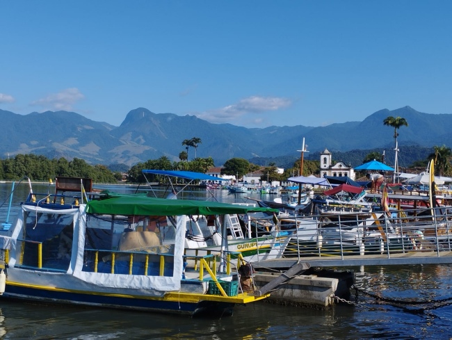 Farbenfroh sind die typischen Boote der Einheimischen, mit denen wir Bootstouren unternehmen können - Brasilien - 