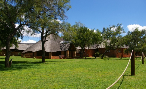 Safari-Lodge mit Pool auf einer Wildfarm