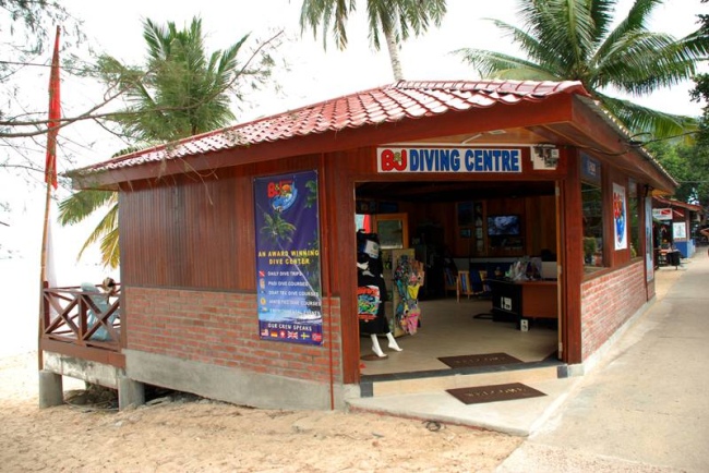 Unser Dive-Shop direkt am Strand - Malaysia - 