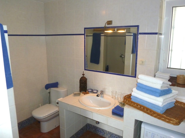 Badezimmer mit Waschbecken, WC, Bidet, großer Duschecke und Waschmaschine. - Spanien - 