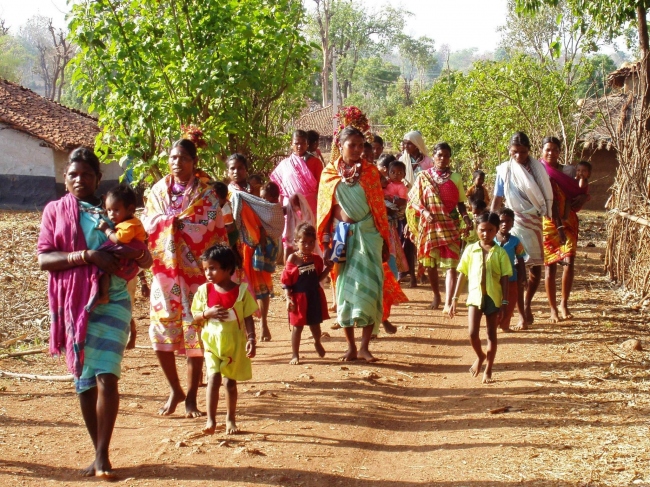 Baigafamilien auf dem Weg zum Markt - Indien - 