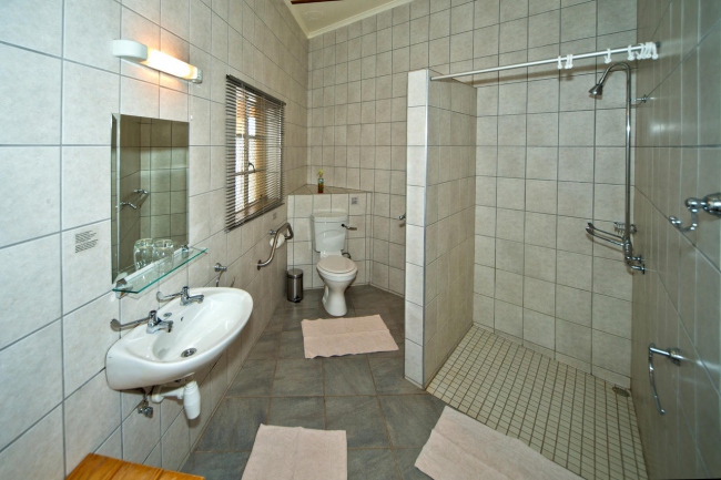 Unsere gepflegten Badezimmer sind bei Bedarf auch behindertengerecht. - Namibia - 