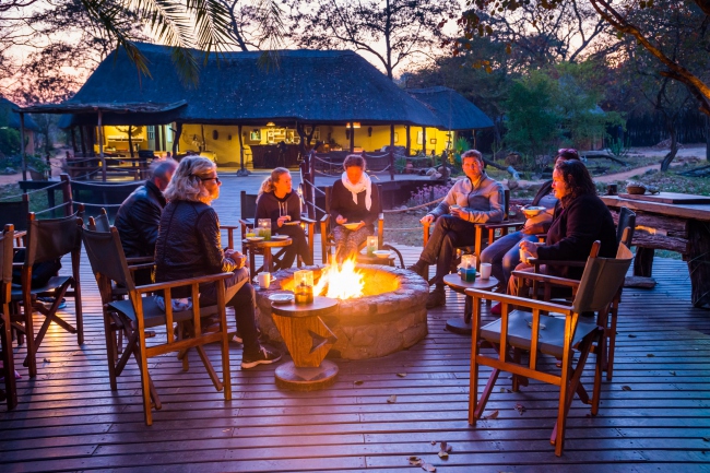 Abends am Feuer gemeinsam den aufregenden Tag ausklingen lassen - Sambia - 