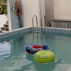 Unser azurblauer Indoor-Pool weckt die Lebensgeister nach dem Aufstehen oder einem Sonnenbad