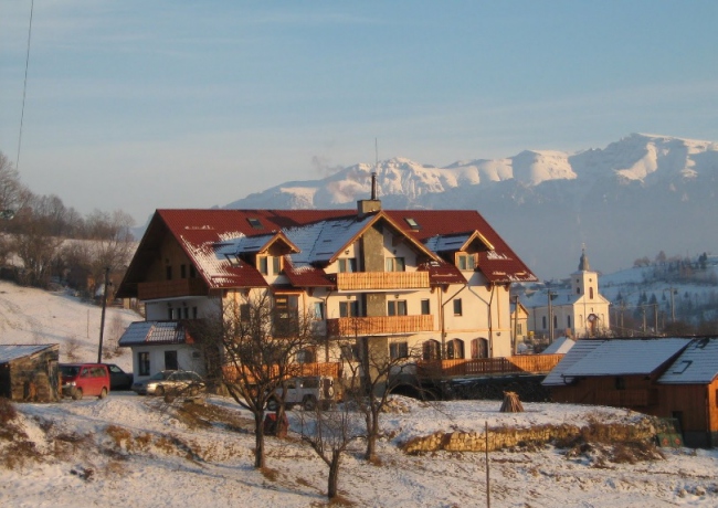 Unsere Pension im Winterpanorama - Rumänien - 
