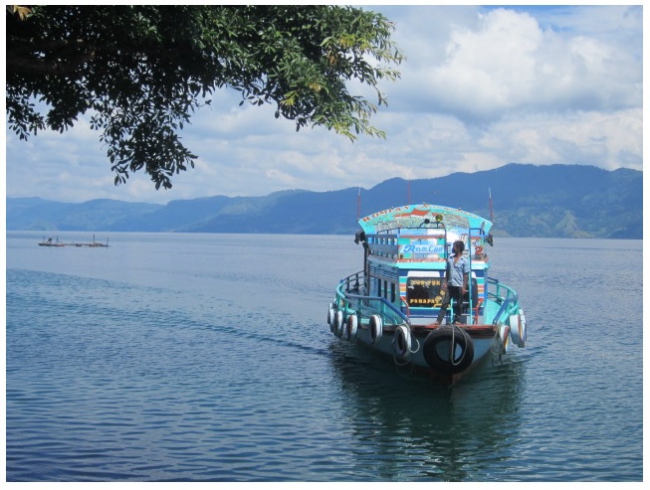 Das hauseigene Boot des Gästehauses auf dem Lake Toba - Indonesien - 