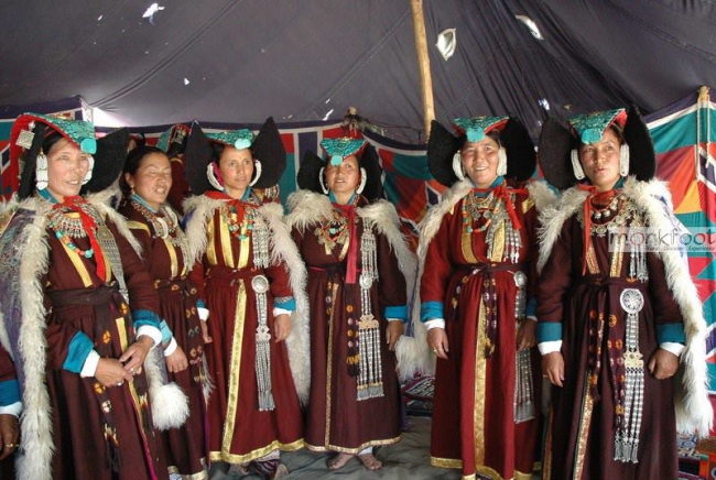 Ladakhi-Frauen in traditionellen Gewändern - Indien - 