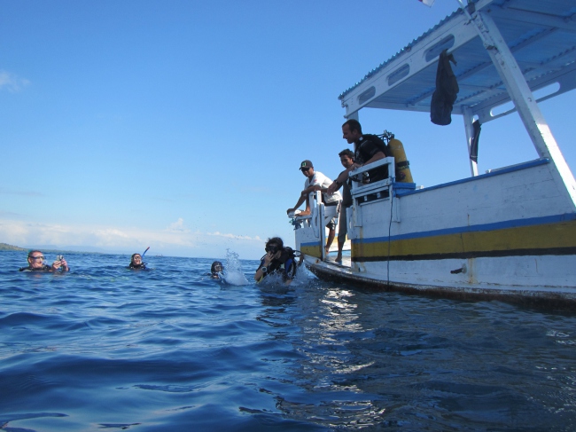 Tauchen von der Puspita Dewi, unserem größeren Boot - Indonesien - 