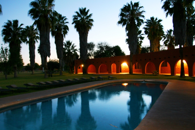 Nach einem spannenden Erlebnistag ist bietet unser großer Pool am Abend angenehme Erfrischung - Namibia - 