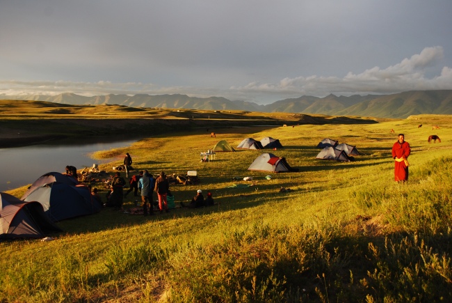Am Ende jeden Tages schlagen wir unsere Zelte auf, entfachen das für die Nomaden heilige Feuer und brühen heißen Tee auf. - Mongolei - 