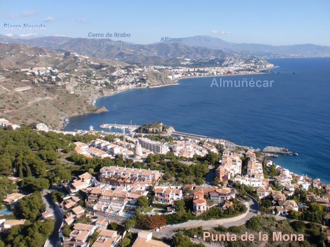 Traumhafter Blick vom Yachthafen Marina del Este über das Zentrum von Almuñécar bis zur Sierra Nevada bei Granada - Spanien - 