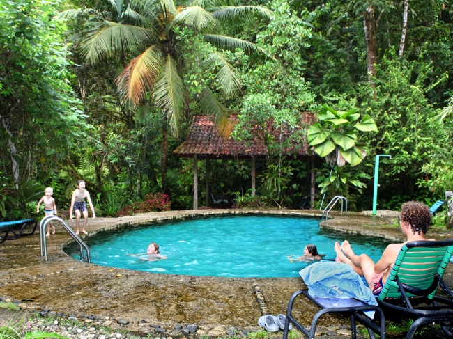 Ein Dschungelbach fließt durch das chlorfreie Schwimmbad  - Costa Rica - 