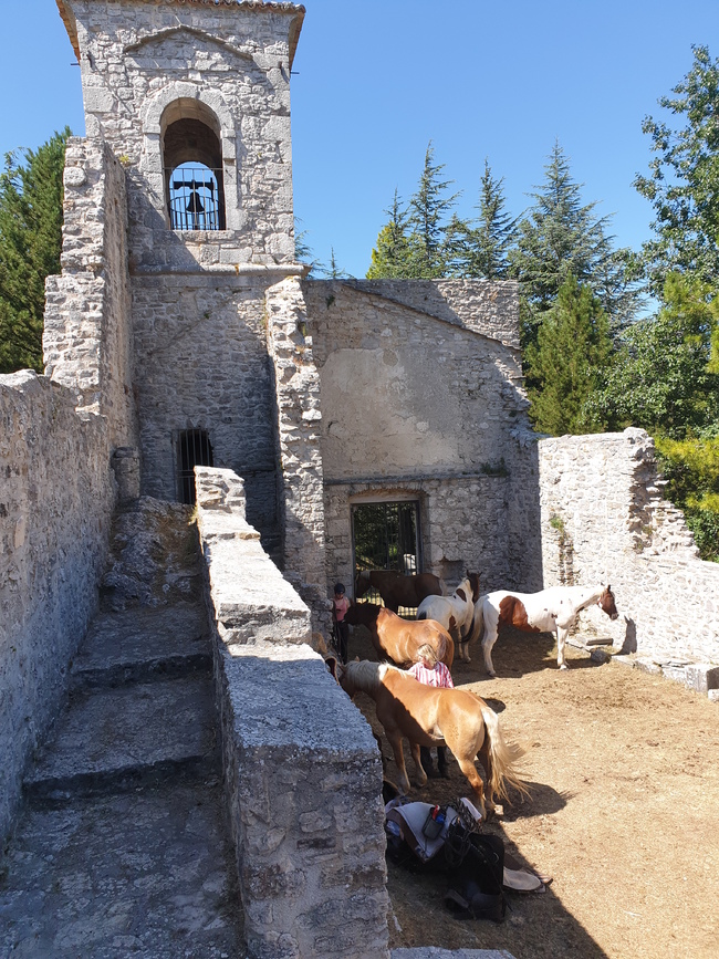 Castiglione Kirchenruine mit intakter Glocke - Italien - 
