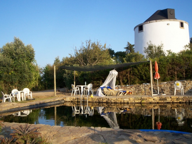 Blick über den biologischen Pool zur Mühle - Portugal - 