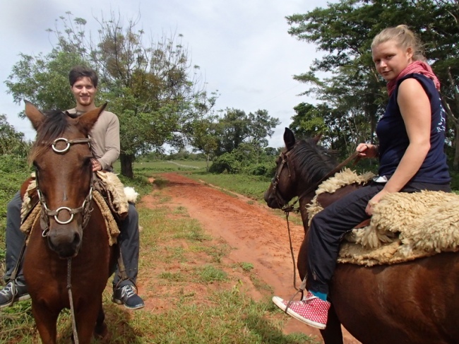 Reiten im ländlichen Umfeld mit Pferden der Nachbarfarm  - Paraguay - 