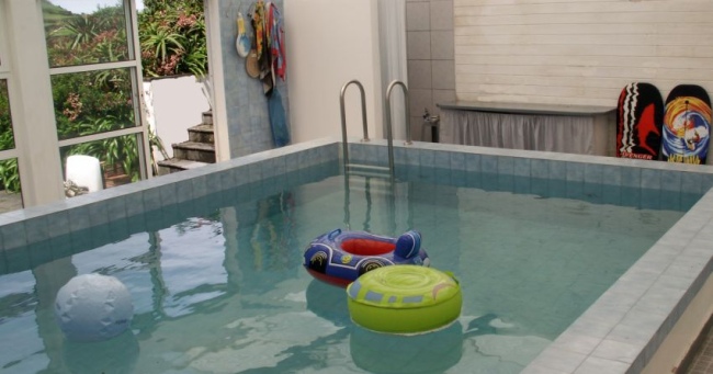 Unser azurblauer Indoor-Pool weckt die Lebensgeister nach dem Aufstehen oder einem Sonnenbad - Portugal - 