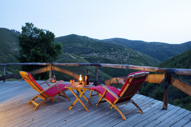 Ein Glas Rotwein und den traumhaften Blick genießen - beim Luxus-Camping in Portugal. - Portugal - 
