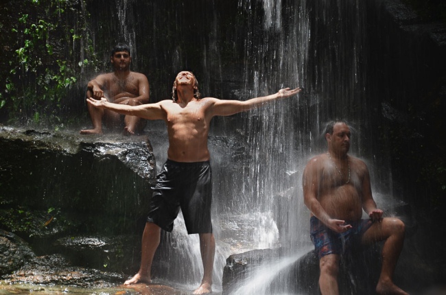 Im Wasserfall duschen im Tijuca-Wald - Brasilien - 