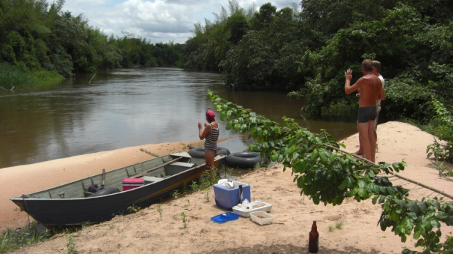 Auf dem Fluß unterwegs - vom Boot aus kann man u.a. imposante Riesenotter und kleine Kaimane beobachten - Paraguay - 