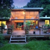 Lounge mit Blick in den saftig grünen Regenwald