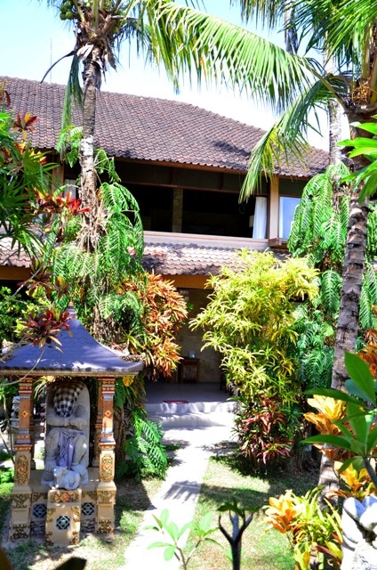 Blick vom Garten auf Doppelhaus - Indonesien - 