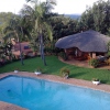 Panorama-Blick von den Gästezimmern über Pool und Teile der Gartenanlage auf die Gartenstadt Pretoria und Umgebung