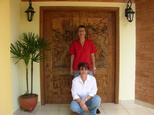 Gastgeber mit handgeschnitzter Eingangstür - Paraguay - 