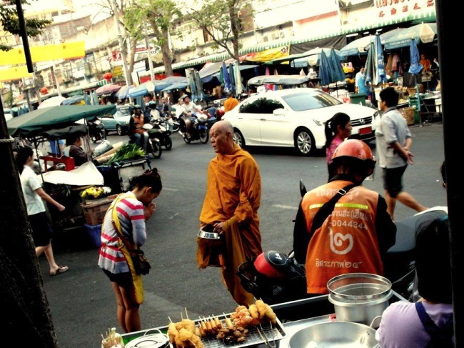 Die Mönche leben ausschliesslich von Opfergaben der Gläubigen, so sieht es die buddhistische Religion vor - Thailand - 