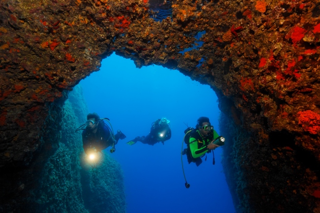 Spektakuläre Landschaften Unterwasser - hier ein Torbogen (6 - 24m) - Griechenland - 