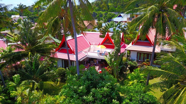 Alle Gebäude sind vom tropischen Garten umgeben - Thailand - 