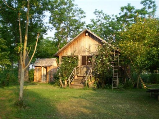 Casa Jui: Großes Holzhaus auf Beinen mit 2 Zimmern. 2 Ehebetten und drei Schlafgelegenheiten im Zwischendach. Badezimmer, Deckenventilator und Klimaanlage - Paraguay - 