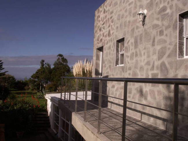Blick von unseren Kaminzimmern über den Garten, der Neubau entstand 2008 - Portugal - 