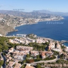 Traumhafter Blick vom Yachthafen Marina del Este über das Zentrum von Almuñécar bis zur Sierra Nevada bei Granada