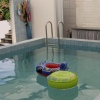 Unser azurblauer Indoor-Pool weckt die Lebensgeister nach dem Aufstehen oder einem Sonnenbad