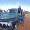 Rainer mit seinem alten Ford auf Farmrundfahrt