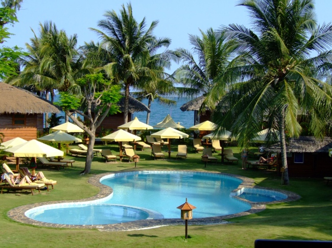 Swimming Pool im Tropischen Garten - Vietnam - 