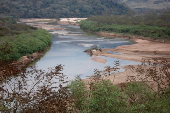 Vom Hotel aus hat man weite Panoramablicke - hier der Fluss Salinas - Bolivien - 
