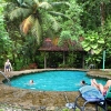 Ein Dschungelbach fließt durch das chlorfreie Schwimmbad 