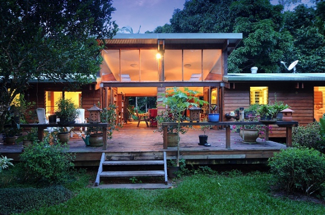 Lounge mit Blick in den saftig grünen Regenwald - Australien - 